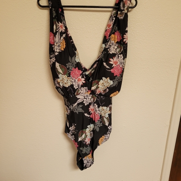 Modcloth Lauren Cross Back Floral Swimsuit - Picture 3 of 6